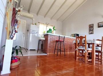 Casa · 136m² · 5 Ambientes · 2 Cocheras · Casa + Dpto Ind - Ideal 2 Flias o Renta - Coch y Fondo