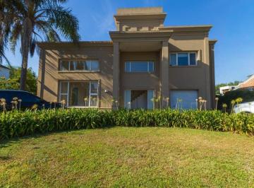 Casa · 261m² · 4 Ambientes · 6 Cocheras · Casa de 4 Amb en Campos de Alvarez | Acep. Permuta