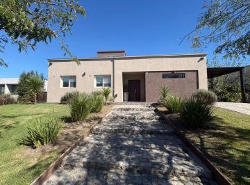 Casa · 148m² · 4 Ambientes · 1 Cochera · Alquiler 4 Amb. en El Canton/amoblado