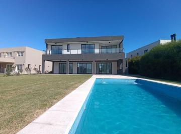Casa · 216m² · 5 Ambientes · 4 Cocheras · Venta Casa a Estrenar Haras Santa Maria Anticipo