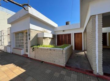 Casa · 175m² · 4 Ambientes · 1 Cochera · Venta Casa Local y Patio, Benitez 239, San Nicolas