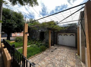 Casa · 76m² · 3 Ambientes · 2 Cocheras · Venta Casa 2 Dorm. Av Alberdi 597, Apta Cred