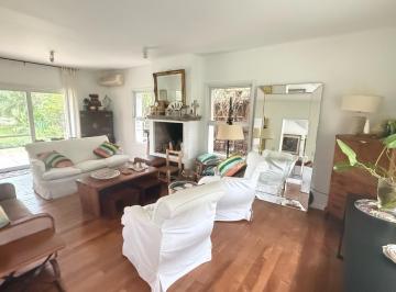 Casa · 360m² · 10 Ambientes · 1 Cochera · Casa en Alquiler en Solares del Talar
