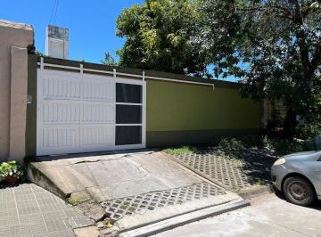 Casa · 90m² · 7 Ambientes · 1 Cochera · Alquiler de Casa en Barrio Aget (Pje Fontanarosa)