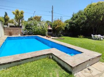 Casa · 140m² · 3 Ambientes · 1 Cochera · Casa 2 Dorm. Venta La Plata Patio y Pileta