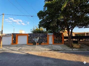 Casa · 138m² · 6 Ambientes · 2 Cocheras · Se Vende Casa Parque La Gruta - Facilidades - Financia