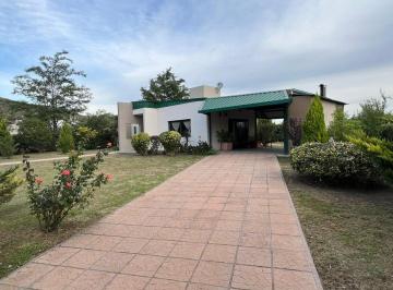 Casa · 140m² · 3 Ambientes · 2 Cocheras · Se Vende Casa en Barrio Alto Los Puquios