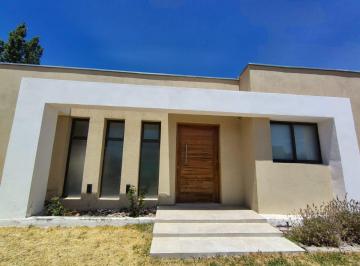 Casa · 270m² · 4 Ambientes · 4 Cocheras · Se Vende Casa en Maipú, Mendoza