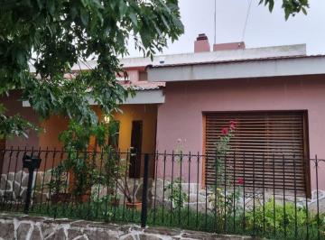 Casa · 190m² · 6 Ambientes · 2 Cocheras · Casa 3 Dorm. y Terreno, en Centro de Crespo