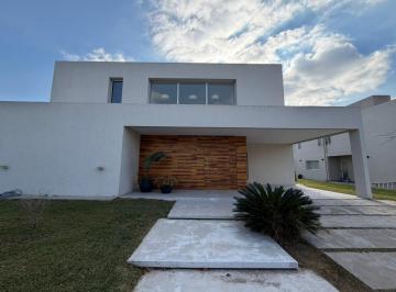 Casa · 325m² · 7 Ambientes · 2 Cocheras · Casa en Terralagos, Canning.