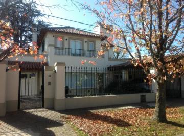 Casa · 290m² · 10 Ambientes · 2 Cocheras · Casa en Venta - 5 Dorm. 4 Baños - City Bell