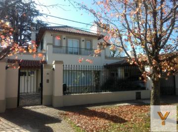 Casa · 290m² · 10 Ambientes · 2 Cocheras · Casa en Venta - 5 Dorm. 4 Baños - City Bell