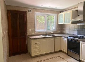 Casa · 130m² · 4 Ambientes · 2 Cocheras · Impecable Propiedad en Alquiler.