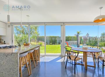 Casa · 172m² · 5 Ambientes · 2 Cocheras · Venta · Casa · 4 Dorm. · Quincho · Piscina · Apta Credito · Funes