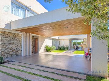 Casa · 172m² · 5 Ambientes · 2 Cocheras · Venta · Casa · 4 Dorm. · Quincho · Piscina · Apta Credito · Funes