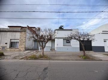 Casa · 130m² · 4 Ambientes · 2 Cocheras · Casa en Venta Campana
