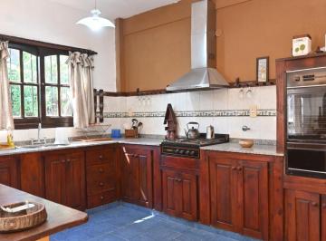 Casa · 135m² · 5 Ambientes · 2 Cocheras · Casa de 3 Dorm. y Parque