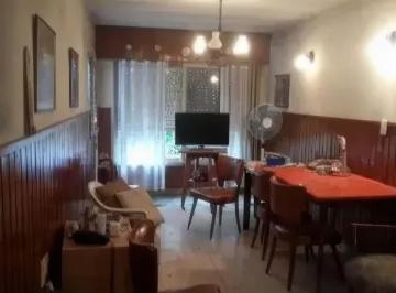 Casa · 180m² · 5 Ambientes · 1 Cochera · Casa Venta 4 Dorm. 1 Baño - 210 m² Totales 180 m² Cubiertos - Banfield