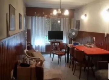 Casa · 180m² · 5 Ambientes · 1 Cochera · Casa Venta 4 Dorm. 1 Baño - 210 m² Totales 180 m² Cubiertos - Banfield