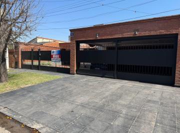 Casa de 4 ambientes, San Miguel de Tucumán · Hermosa Casa 3d,3baños,1 Toilette, Dep. Servicio, C/quincho y Pileta
