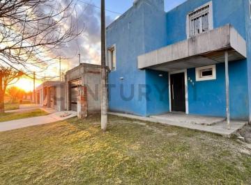 Casa · 120m² · 8 Ambientes · 2 Cocheras · Casa de Dos Plantas en Venta | 120 m² Cubiertos Sobre Terreno de 250 m² | Las Perdices, Córdoba