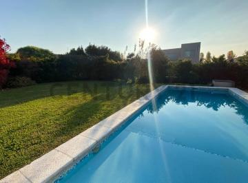Casa · 210m² · 5 Ambientes · 3 Cocheras · Casa con Pileta Parquizada Ac en Todos Los Ambientes