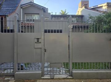 Casa · 220m² · 6 Ambientes · 1 Cochera · Casa Actualizada a Nuevo en Alquiler Cerca de Todo!