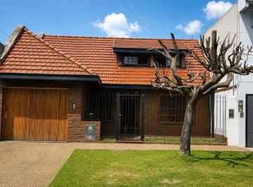 Casa · 203m² · 4 Ambientes · 1 Cochera · Chalet 3amb Cochera Quincho Parue Quilmes Oeste