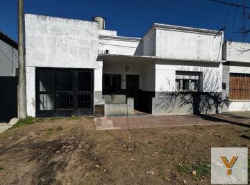 Casa · 170m² · 3 Ambientes · 2 Cocheras · Casa en Venta - 2 Dorm. 1 Baño - 633,91 m² - Saladillo