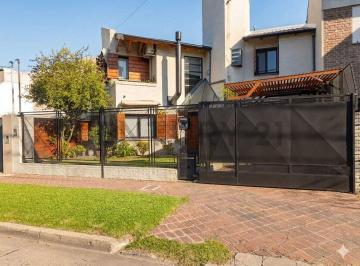 Casa · 180m² · 4 Ambientes · 2 Cocheras · Venta/permuta Casa 4 Amb. Hurlingham