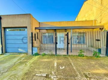 Casa · 132m² · 3 Ambientes · 1 Cochera · Casa Venta Casa Parque Leloir Ituzaingó 3 Ambientes Excelente Ubicación