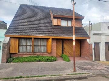 Casa · 218m² · 6 Ambientes · 2 Cocheras · Casa en Venta - 3 Dorm. 3 Baños - La Matanza