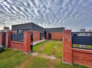 Casa · 152m² · 4 Ambientes · 2 Cocheras · Venta - Casa 2 Dorm. Roldan