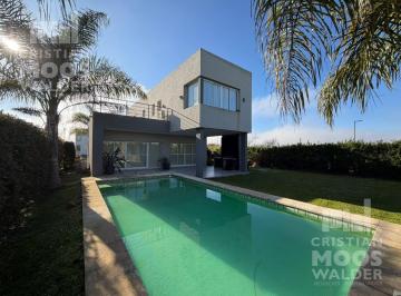 Casa · 204m² · 4 Ambientes · 2 Cocheras · Casa Tres Dorm. en Venta en Araucarias en Puertos del Lago
