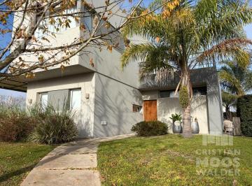 Casa · 204m² · 4 Ambientes · 2 Cocheras · Casa Tres Dorm. en Venta en Araucarias en Puertos del Lago