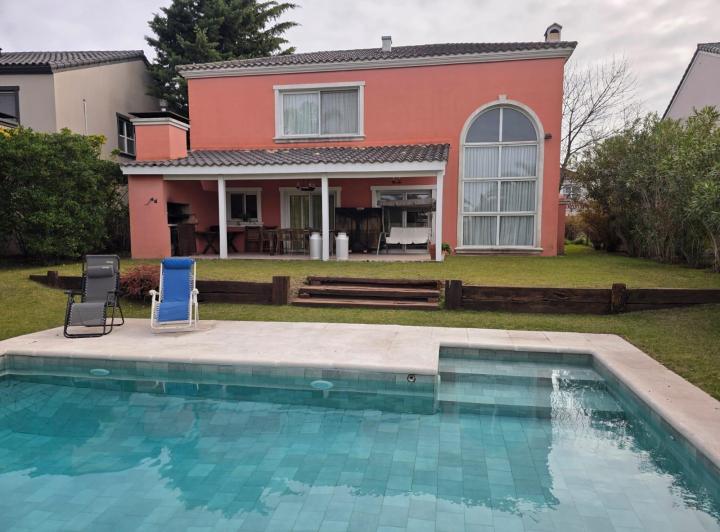 Casa · 350m² · 5 Ambientes · 1 Cochera