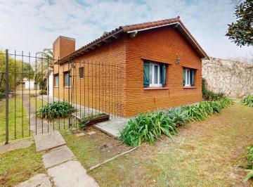 Casa · 115m² · Terreno en Venta: 20 m de Frente por 50 m de Fondo, con Todos Los Servicios, en Gonnet.