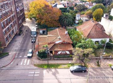 Casa · 174m² · 4 Ambientes · 1 Cochera · Venta Casa 5amb con Parque y Pileta Castelar Centro