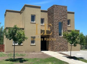 Casa · 200m² · 5 Ambientes · 3 Cocheras · Alquiler Casa en El Naudir