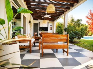 Casa · 223m² · 5 Ambientes · 6 Cocheras · Casa en Venta Lote en Esquina 3 Dorm. Dependencia Escritorio en Barbarita