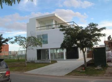 Casa · 340m² · 9 Ambientes · 4 Cocheras · Casa en Venta - 4 Dorm. 5 Baños - Nordelta
