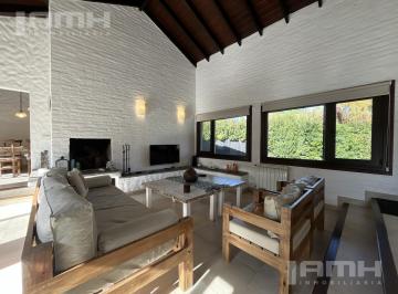 Casa · 747m² · 4 Ambientes · 1 Cochera · Casa Reciclada en Zona Iglesia