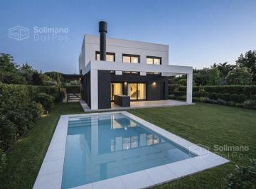 Casa · 410m² · 6 Ambientes · 2 Cocheras · Casa de 6 Ambientes en Venta en El Barrio Los Castaños Nordelta