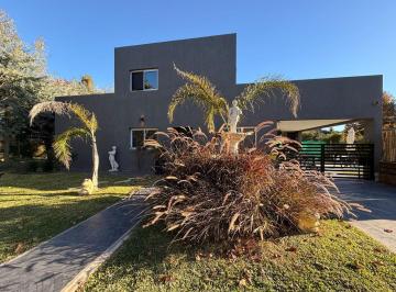 Casa · 102m² · 4 Ambientes · 1 Cochera · Casa Moderna con Tres Dorm. y Pileta