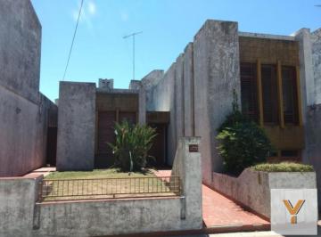 Casa · 180m² · 4 Ambientes · 1 Cochera · Casa en Venta - 3 Dorm. 3 Baños - Cochera - 180 m² - Tolosa