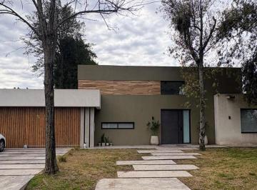 Casa · 255m² · 5 Ambientes · 5 Cocheras · Alquiler en La Cesarina