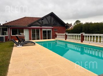 Casa · 250m² · 5 Ambientes · 5 Cocheras · Casa en Alquiler con Gran Quincho y Piscina Amoblada en Echeverria del Lago, Canning