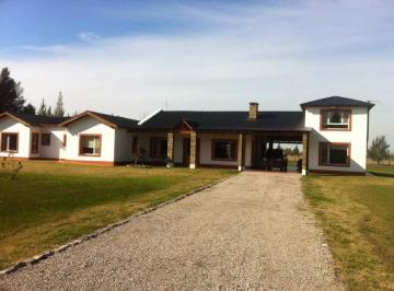 Casa · 490m² · 7 Ambientes · 1 Cochera · Casa en Venta - 4 Dorm. 3 Baños - Cochera - 1000 m² - Estancia Las Malvinas, Coronel Brandsen