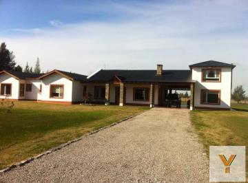 Casa · 490m² · 7 Ambientes · 1 Cochera · Casa en Venta - 4 Dorm. 3 Baños - Cochera - 1000 m² - Estancia Las Malvinas, Coronel Brandsen