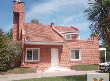 Casa · 287m² · 4 Ambientes · 1 Cochera · Casa en Venta - 3 Dorm. 3 Baños - Cochera - 1.100 m² - Campana